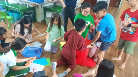 Các em học sinh Tiểu học có cơ hội thể hiện bản thân một cách sáng tạo và có tính nghệ thuật đồng thời phát triển tinh thần đồng đội.