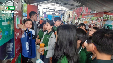 Lớp 5 đã có cơ hội tham  gia một chuyến dã ngoại và đó là một hoạt động học tập tuyệt vời. Đây là khu vực triển lãm của Giải chạy đêm Quận 1 năm 2024, do Ủy ban Nhân dân Thành phố Hồ Chí Minh và Sở Văn hóa & Thể thao tổ chức.