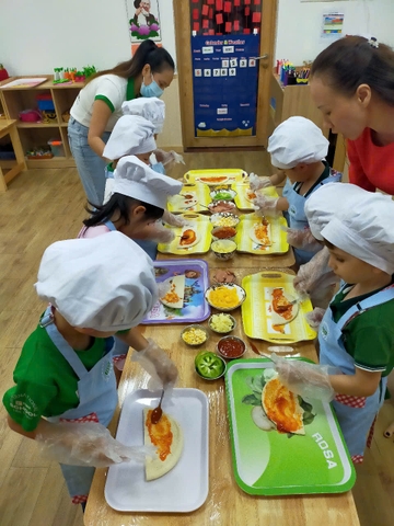 Hôm nay các đầu bếp nhí của chúng ta đã có một trải nghiệm thật tuyệt vời khi tự làm bánh pizza! 🍕