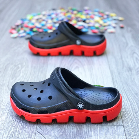 Giày crocs màu đen đế đỏ quai đen