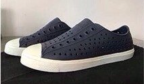 Giày nhựa xanh đen viền trắng