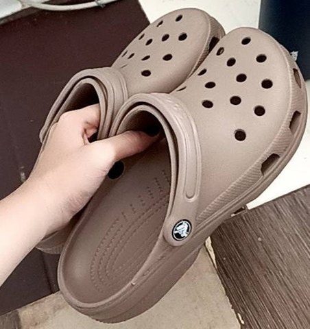 Giày nhựa màu nâu đất