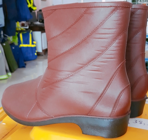 Ủng màu nâu ngắn