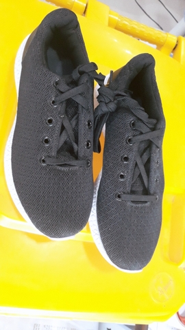 Giày thể thao đen đế trắng