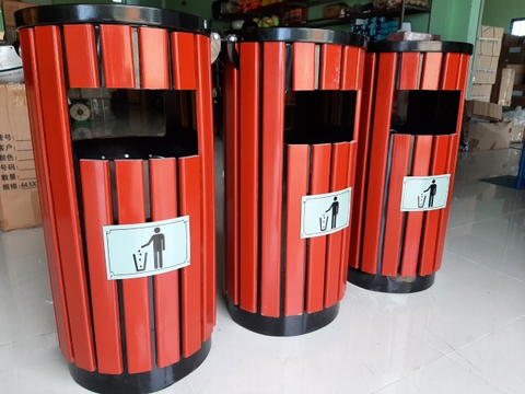 THÙNG RÁC GỖ TRÒN CÓ GẠT TÀN