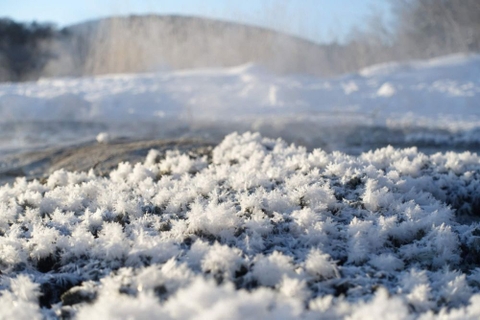 Độc đáo mặt hồ nở hoa băng ở Nhật Bản