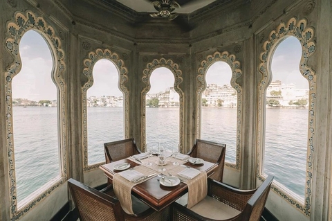 Những khách sạn trên nước độc đáo nhất thế giới