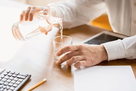 Bị cao huyết áp có nên uống nhiều nước?