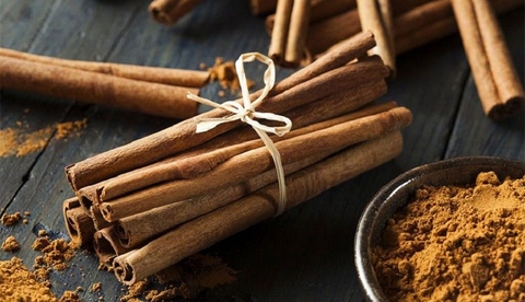 Điều gì xảy ra với đường huyết khi thêm quế vào chế độ ăn uống?