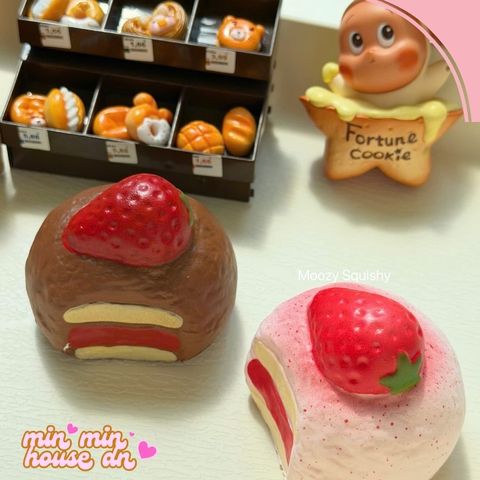 Squishy Moozy Chính Hãng Bánh Kem Dâu Ngọt Ngào Chậm Tăng Mềm Mịn