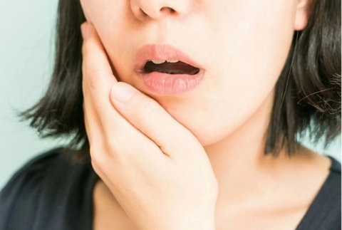 Méo miệng liệt một bên mặt