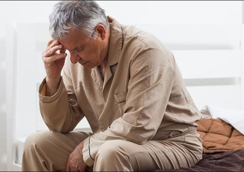 Người cao tuổi tắm đêm