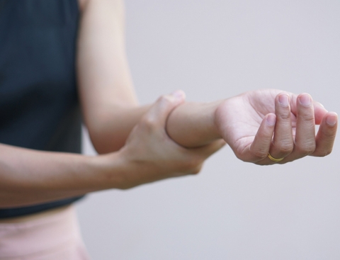Vì sao đột quỵ gây tê tay?