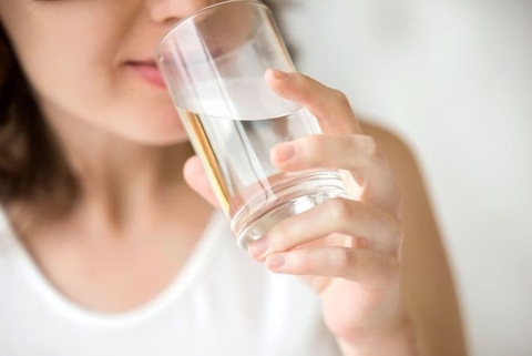 Uống đủ nước giúp máu lưu thông tốt 
