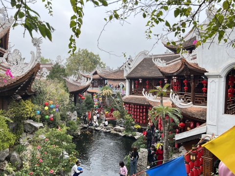 Nhân viên Vihapha nghe giảng và tụng kinh tại chùa