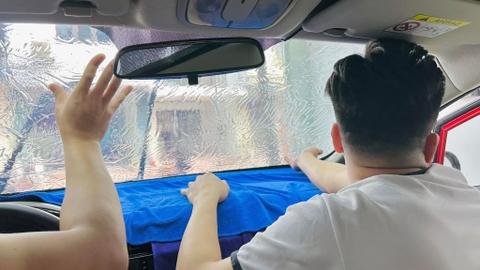 Đào tạo dán phim - Hướng dẫn cách vào phim kính lái có 2 người