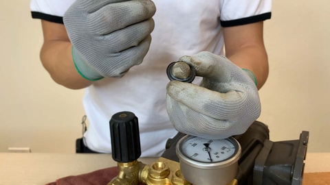 [Sửa máy rửa xe] Vệ sinh, thay lọc nước đầu bơm máy rửa xe cao áp