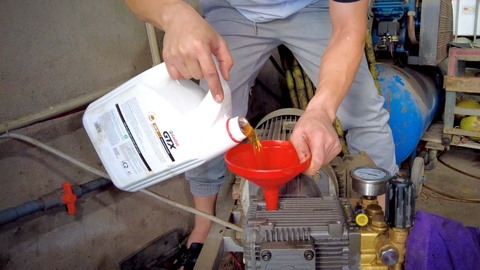 [Bảo dưỡng] Thay dầu máy rửa xe cao áp - Bao lâu cần thay dầu một lần?