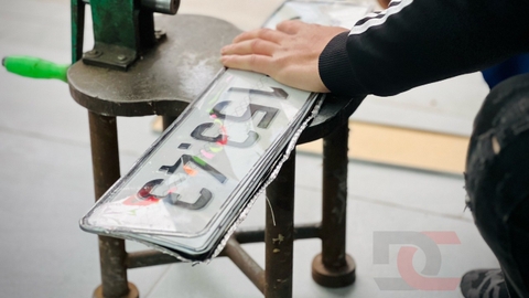 Quy trình ép biển số xe sẽ như thế nào?