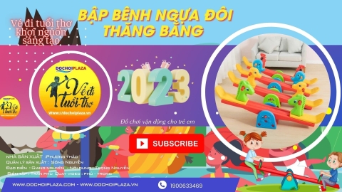 [Đồ chơi vận động]Trẻ thích thú với trò chơi bập bênh ngựa đôi bằng nhựa