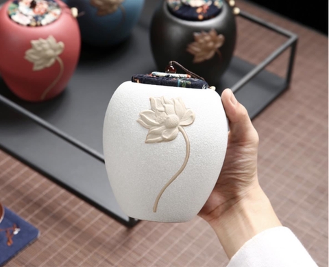 Hộp đựng trà họa tiết sen vàng