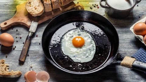 4 mẹo phục hồi khả năng chống dính của chảo bằng nguyên liệu trong bếp