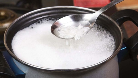 Bếp dính đầy dầu mỡ, lau ngay bằng 10 nguyên liệu sau đảm bảo sạch bong kin kít