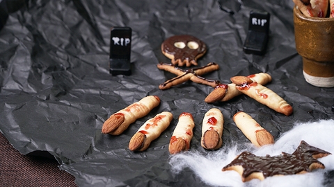 Cách làm bánh quy ngón tay ma quái cho ngày Halloween