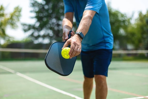 Hướng dẫn cách giao bóng Pickleball đúng kỹ thuật cho tân binh