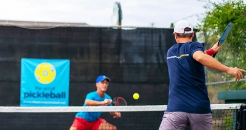 Cách thực hiện kỹ thuật giao bóng xoáy Pickleball (Screwball Serve)