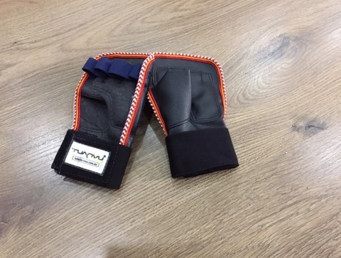 Găng tập gym viền đỏ Tuấn Vũ có cổ simili