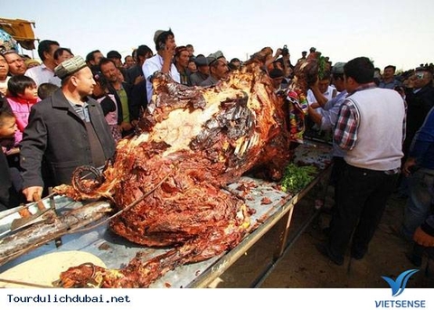 Món lạc đà nhồi nguyên con của người Ả Rập