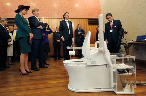 Ở Nhật Bản, giám đốc cũng phải đi cọ toilet!