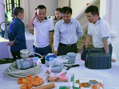 Khách tham quan gian hàng trưng bày sản phẩm của Công ty Lạc Việt tại Đại Hội Chi Hội Cấp Thoát Nước Miền Bắc Kỳ XXI