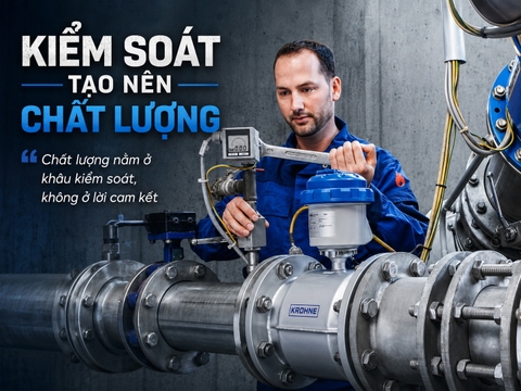 Người kỹ thuật kiểm soát chất lượng thiết bị và hệ thống công nghiệp