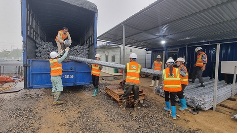 Công nhân xuống hàng ống CPVC Công Nghiệp cho hệ thoát bếp