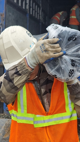 Công nhân xuống hàng ống CPVC Công Nghiệp cho hệ thoát bếp nhãn hiệu GS