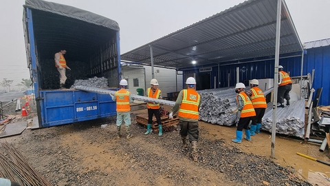 Công nhân xuống hàng ống CPVC Công Nghiệp cho hệ thoát bếp