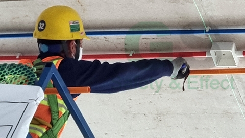Hình công nhân thi công trần với ống luồn PVC Conduit nhiều màu nhãn hiệu GS.