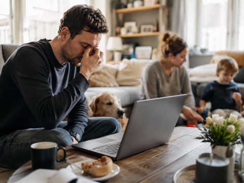 Mang laptop công việc vào thời gian cá nhân cuối tuần