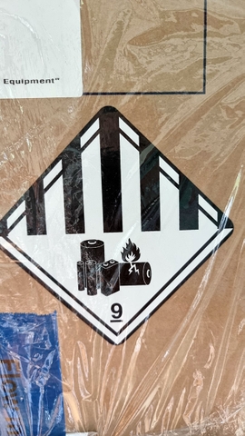 Thùng bộ hiển thị có Nhãn nhóm 9 hàng hóa nguy hiểm do có chứa Pin Lithium