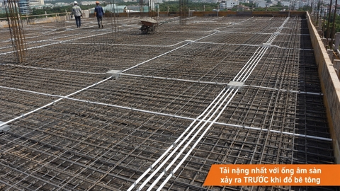 Tuyến ống luồn dây điện PVC Conduit đặt trên lớp thép sàn trước khi đổ bê tông