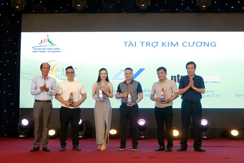 Công ty Lạc Việt nhận kỷ niệm chương là Nhà tài trợ Kim Cương cho đại hội