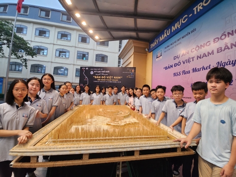 [ NGUYEN SIEU SCHOOL JOINS HANDS TO SET A WORLD RECORD ]