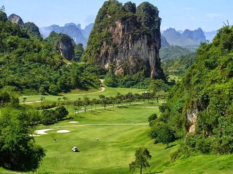 Hòa mình trong vẻ đẹp thiên nhiên của sân golf Phượng Hoàng