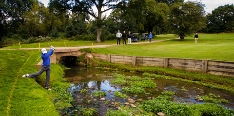 Water hazard golf là gì? Cách đưa bóng ra khỏi bẫy nước thành công