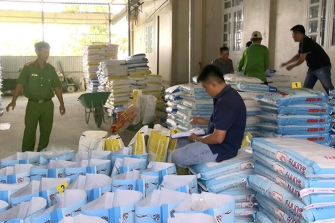 Bắt giữ hơn 37 tấn thức ăn tôm giả tại Bạc Liêu: Hồi chuông cảnh tỉnh cho người nuôi tôm