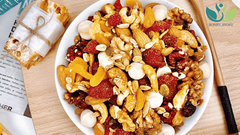 Bữa sáng healthy với ngũ cốc nguyên hạt và trái cây tươi