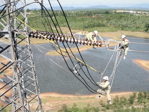 Bàn giải pháp tháo gỡ vướng mắc mặt bằng đường dây 500kV mạch 3 qua địa phận tỉnh Hà Tĩnh