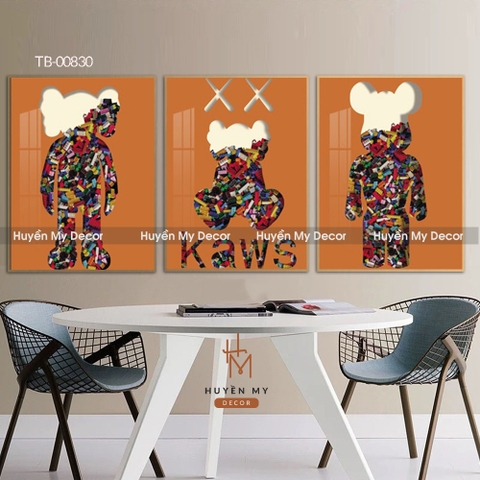 Bộ 3 Tranh Gấu Kaws Nghệ Thuật Chất Liệu Tráng Gương; Lụa Kim Sa Decor Cao Cấp Huyền My Decor TB-00830